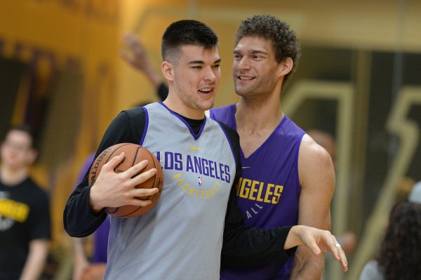 Một người quen cũ ~ 8 năm trước ở Lakers Zubac là một sự thay thế cho Dalo. Bây giờ Dalo sẽ là một sự thay thế cho Zubac